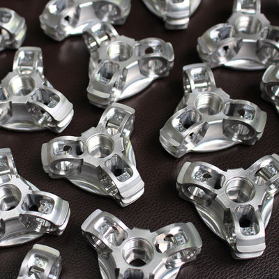 Các bộ phận nhôm CNC được phay chính xác cao Phun cát Anodizing Bề mặt bạc